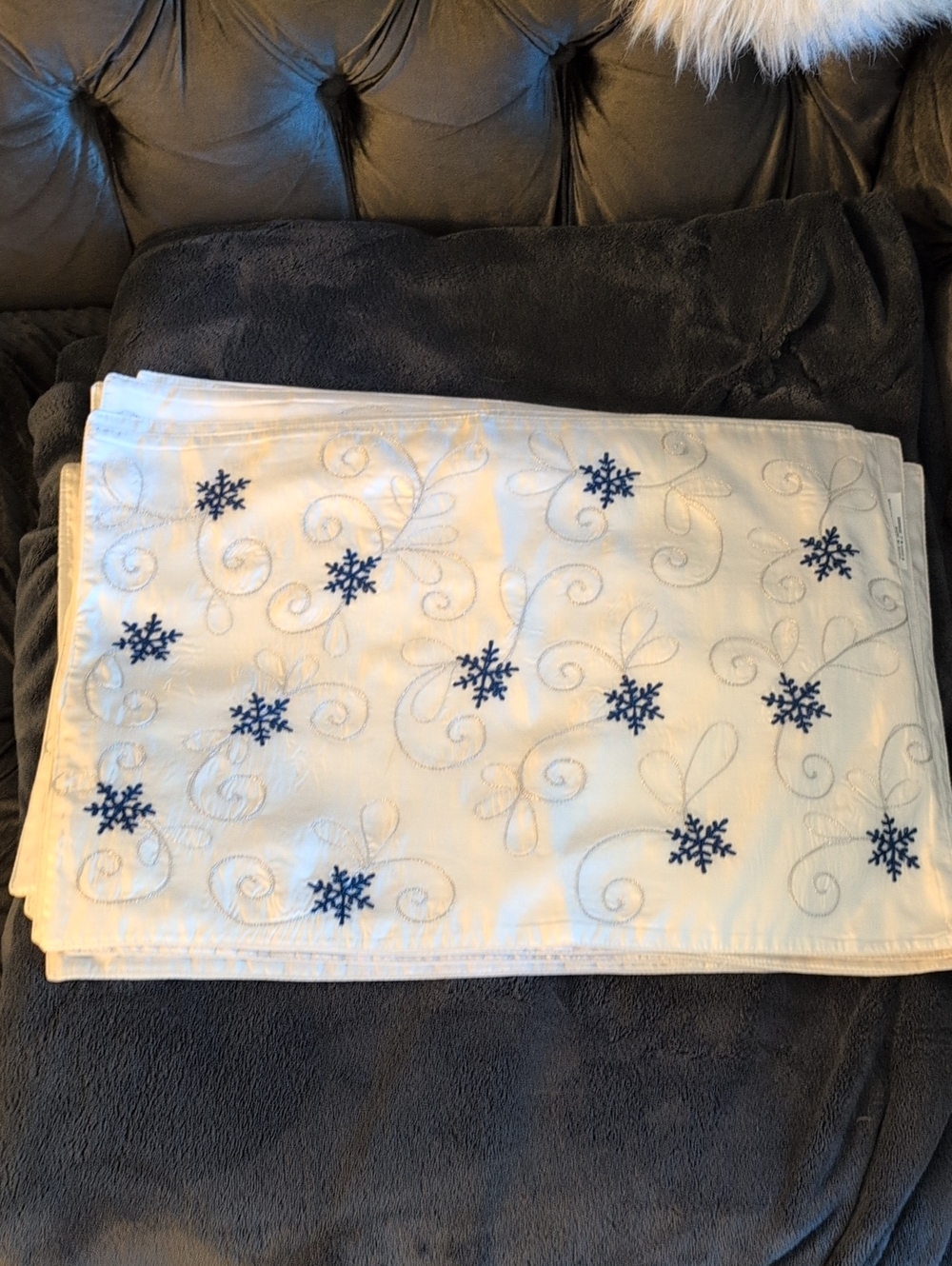 White Snowflake Embroidered Place Mat 8 Settings